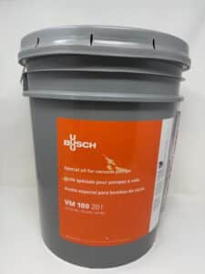 A gray 20-liter bucket labeled "BUSCH" contains Busch VM 100 vacuum pump oil (P/N 0831166905). The orange label has white and yellow English, French, and Spanish text. This product replaces R530.