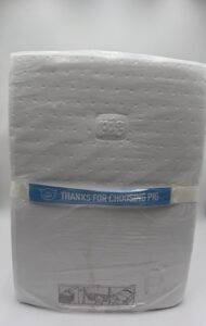 A Pig Oil-Only Absorbent Heavyweight Mat Pad (P/N MAT403) in white, plastic-wrapped packaging with a blue "THANKS FOR CHOOSING PIG" band, small holes, product icons at the bottom, and comes 100 pads per bag.